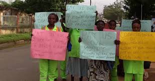Imo State: Street Sweepers Block Government House Over 12 Months Salary Arrears Imo State: Street Sweepers Block Government House Over 12 Months Salary Arrears
